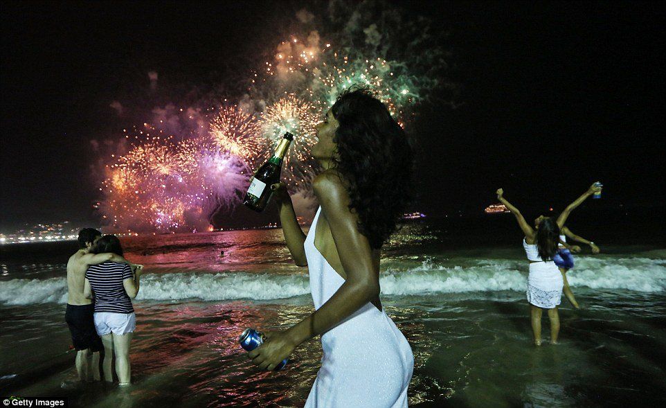 Comemoração pelo ano novo 2017 no mar de Copacabana.