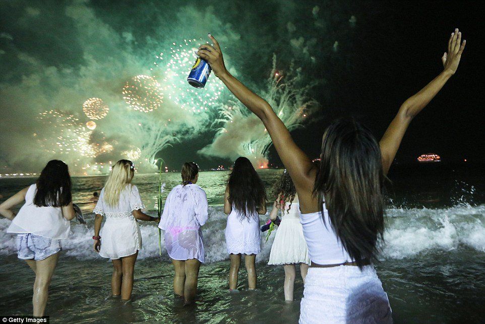 Moças comemoram a chegada de 2017 no réveillon da Praia de Copacabana