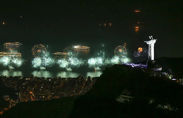Fogos do Réveillon de Copacabana vista pelo Cristo Redentor