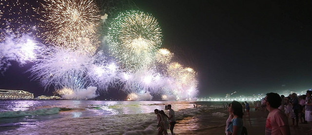 Pessoas na beira do mar de Copacabana dando boas vindas ao ano de 2017
