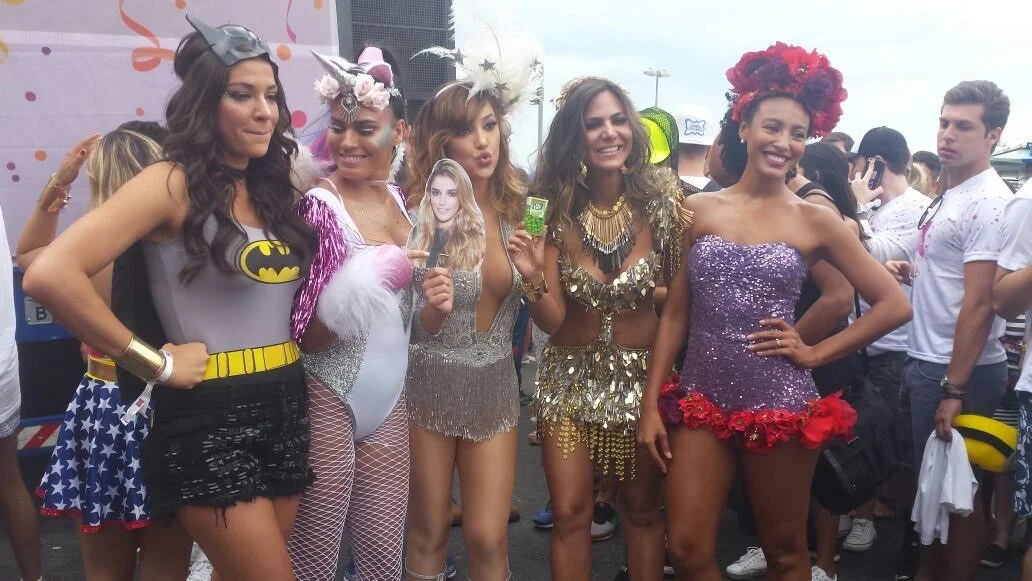 Famosas no Bloco da Favorita em 25/02/2017 na Praia de Copacabana