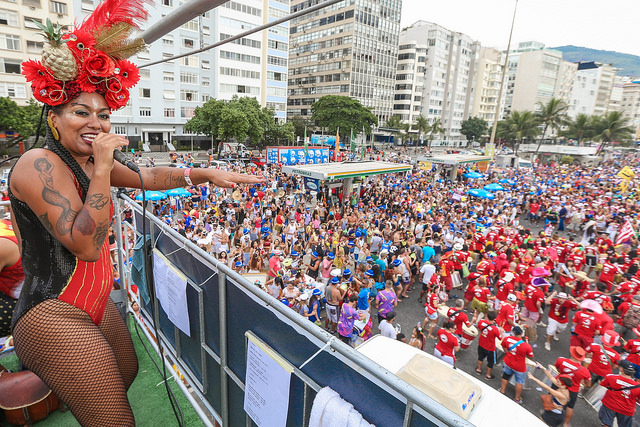 Cantora anima a multidão no Bloco Empolga às 9 em Copacabana