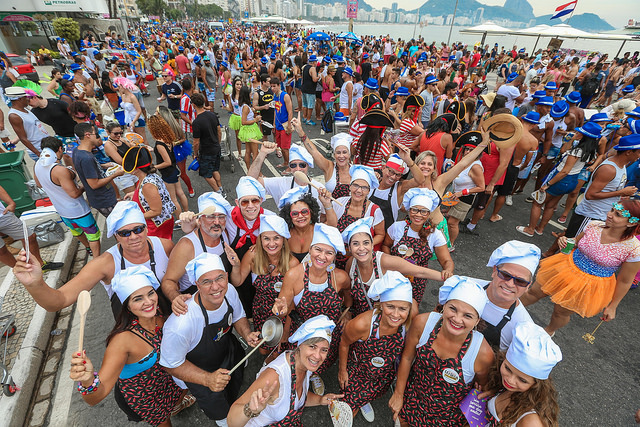 Amigos com fantasia coletiva de cozinheiros