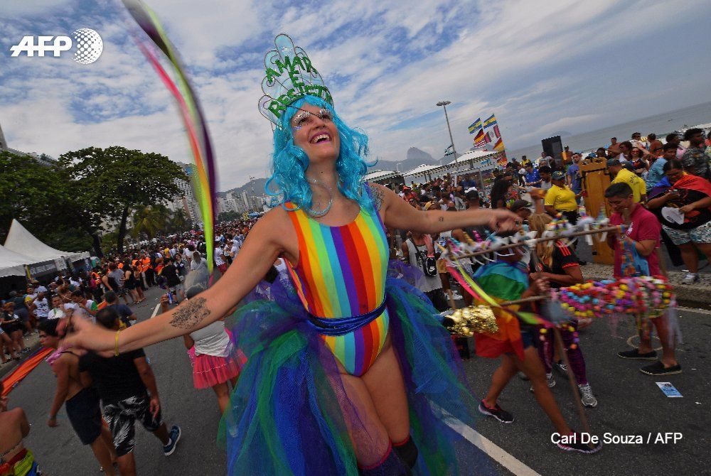 Praia de #Copacabana colorida pelo Arco-iris da Parada Gay 2017