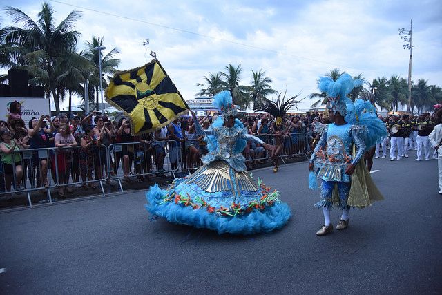 Porta Bandeira e Mestre Sala no Encontro do Samba na Praia de Copacabana