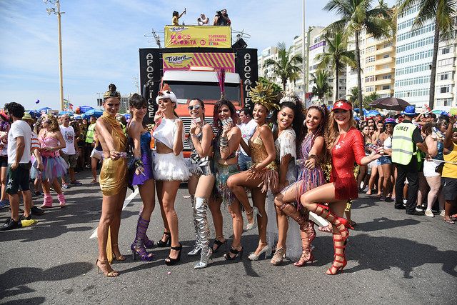 Famosas no Bloco das Favoritas na Praia de Copacabana 