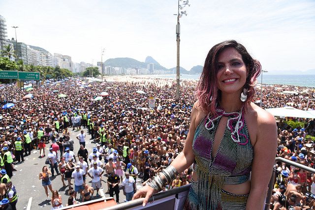 Multidão na Praia de Copacabana no Bloco da Favorita