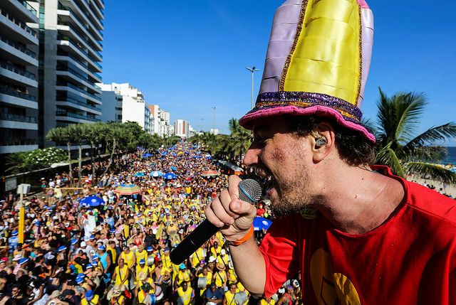 Simpatia é quase amor no domingo de sol na praia de Ipanema 