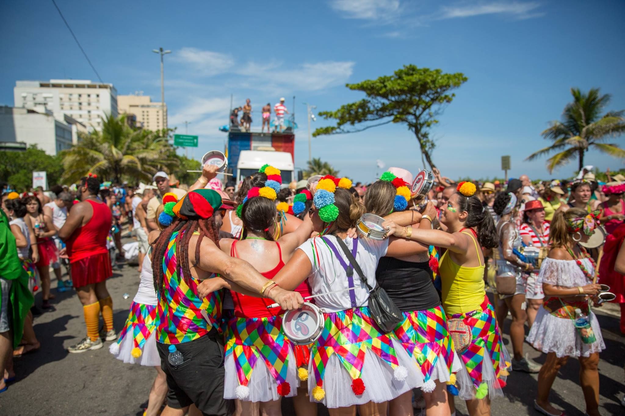 Abraço de foliões no Bloco Empolga as 9 no domingo de Carnaval em Ipanema.