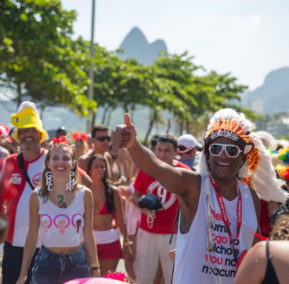 Folião curte o Bloco Empolga as nove no Carnaval de Ipanema.