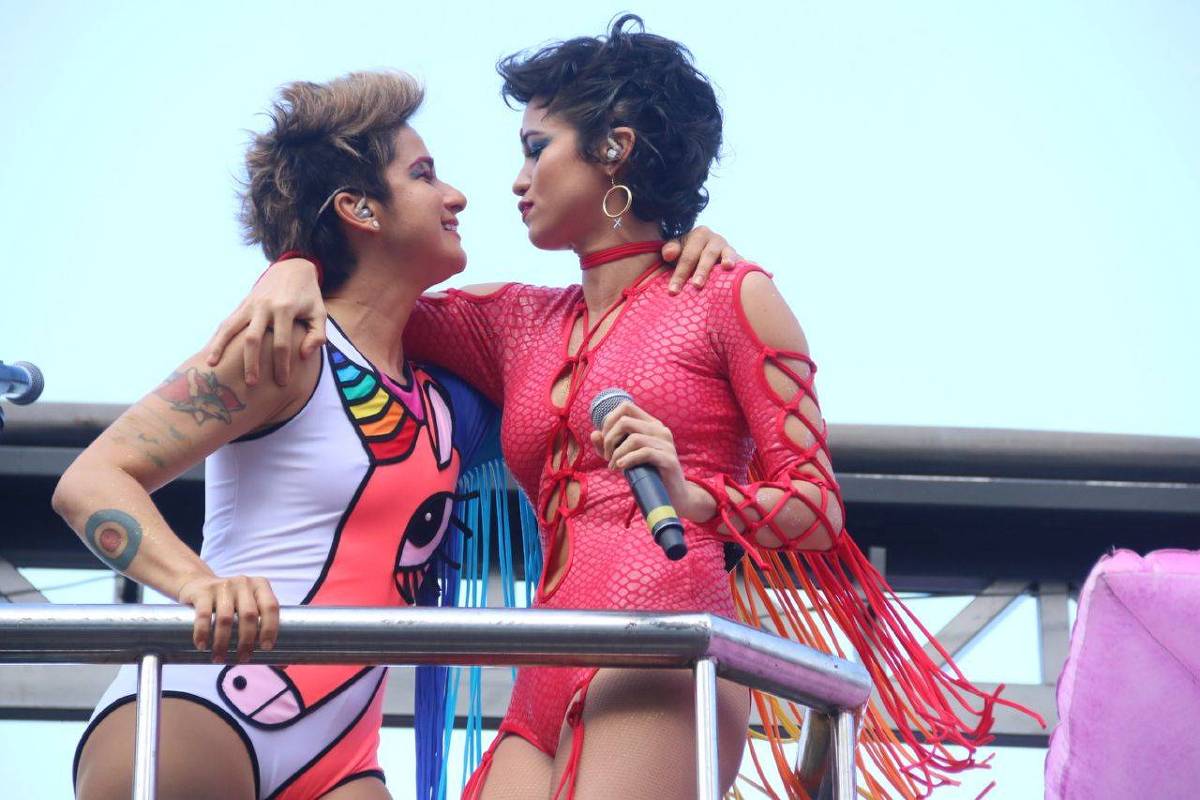 Nanda Costa e Lan Lanh na 23ª edição da Parada Gay na Praia de Copacabana