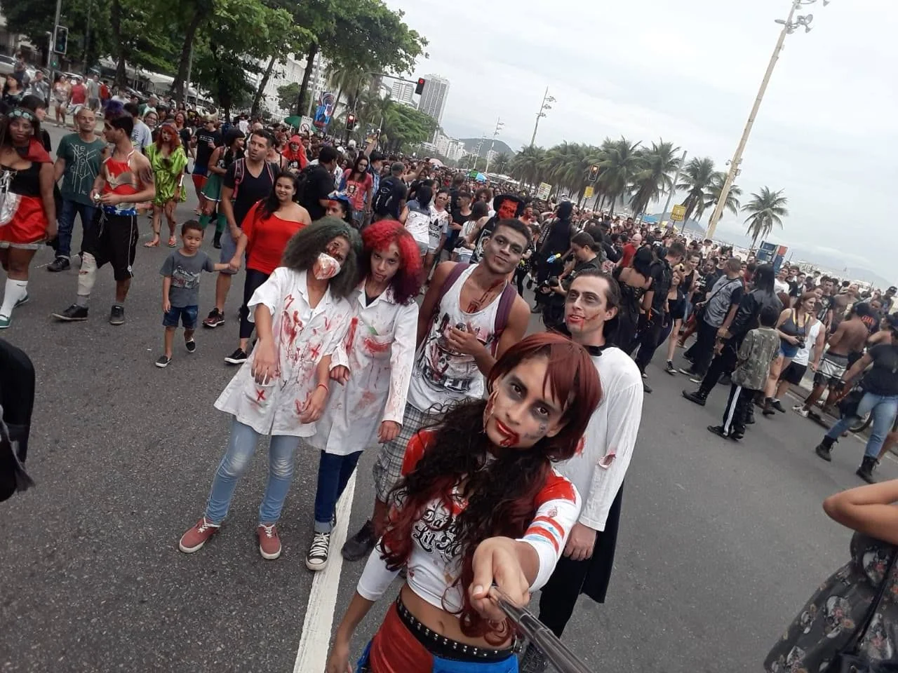 Mortos vivos fazem uma selfie na Praia de Copacabana durante a Zombie Walk 2018