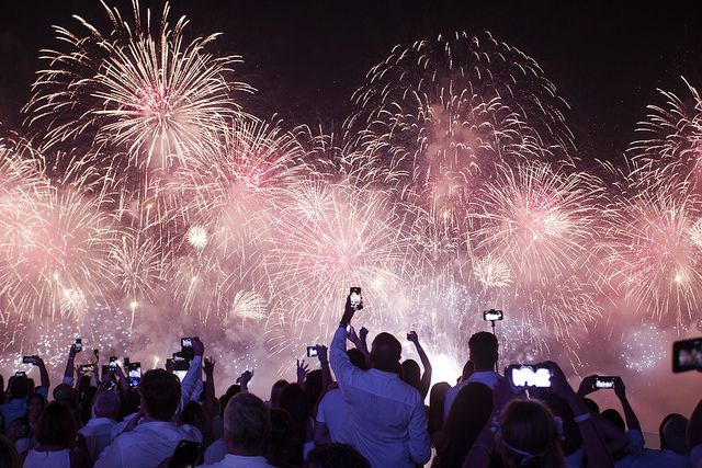 Multidão comemora o ano novo no Réveillon 2019 na Praia de Copacabana