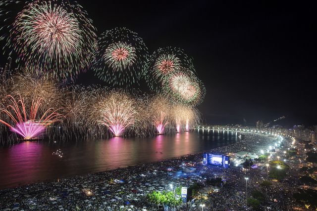 Fogos saindo do mar no réveillon 2019 na Praia de Copacabana