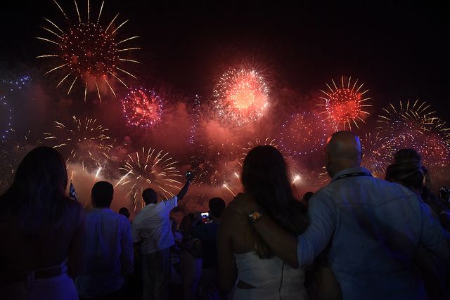 Multidão admira a queima de fogos no Réveillon 2019 na Praia de Copacabana