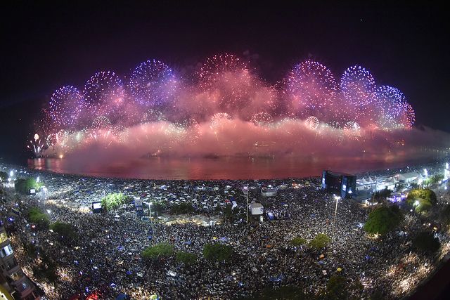 Fogos pintando o mar no réveillon 2019 na Praia de Copacabana