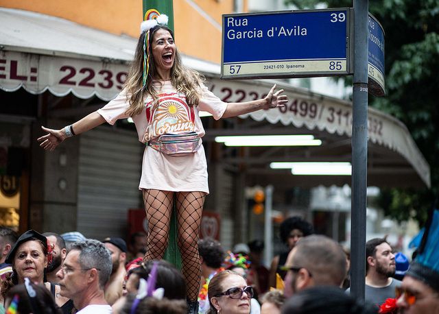 Foliã é suspensa durante brincadeira de Carnaval em Ipanema 