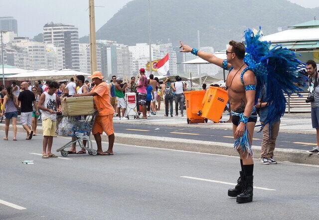 Tradicional fantasia da Prada Gay de Copacabana
