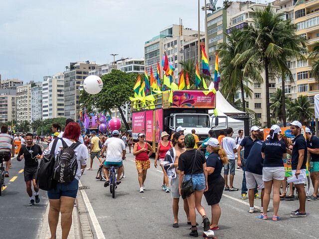 Multidão coloriu a Praia de Copacabana na Prada LGBT 2015