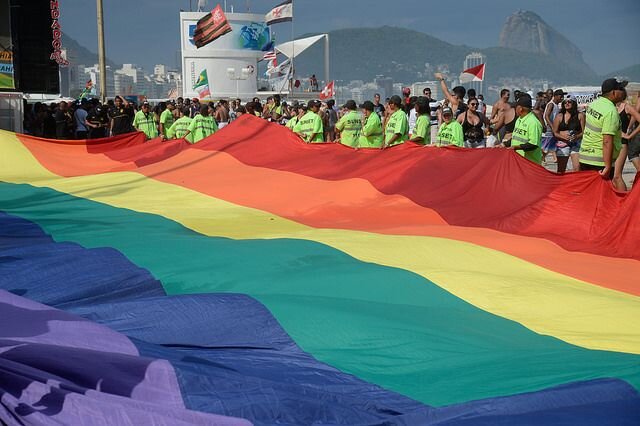 Bandeira da Parada Gay em Copacabana 2016