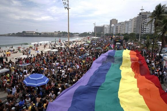 parada-gay-2017-bandeira-colorida_cecd58390aa7b5941e97bb0182d8e67e.jpg