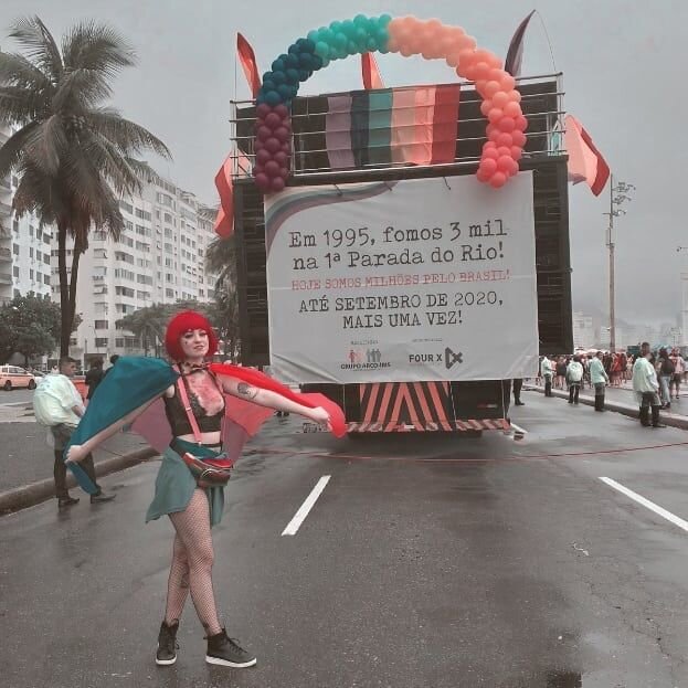 Carro de som exibe faixa de protesto durante a 24ª Parada do Orgulho LGBTI de ocuparem a Praia de Copacabana. 