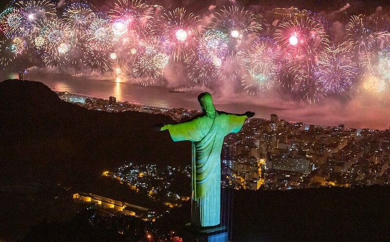 Festa do ano novo 2020 em Copacabana Rio de Janeiro vista do Cristo Redentor