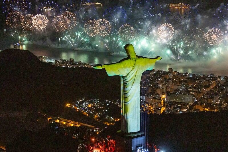 Fogos do Réveillon Copacabana 2020 vistos do Cristo Redentor no Rio de Janeiro 
