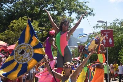 Moça desfila no bloco de Carnaval  Spanta Neném com perna de pau 