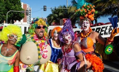 Foliões fantasiados no primeiro desfile da Banda de Ipanema 2020 