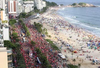 Bloco de Carnaval Simpatia é quase amor lota a Praia de Ipanema