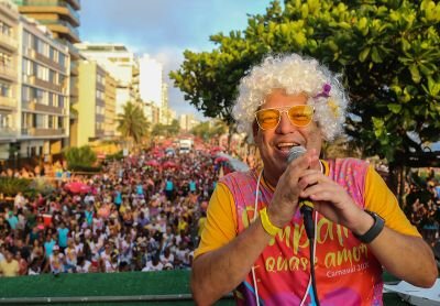 Mestre de cerimônia anima o Bloco de Carnaval Simpatia é Quase Amor 