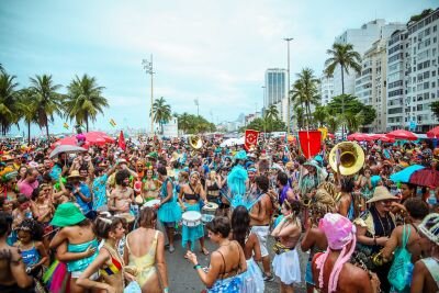 Multidão ocupa a Praia do Leme acompanhando o Bloco Virtual no Carnaval 2020