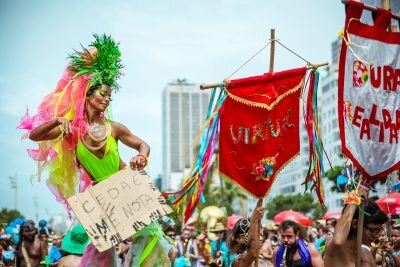 Moça desfila em perna de pau no Bloco Virtual, Carnaval 2020 no Leme 