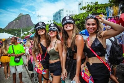 Moças com fantasia de policiais no Bloco de Carnaval, Corre atrás no Carnaval 2020 