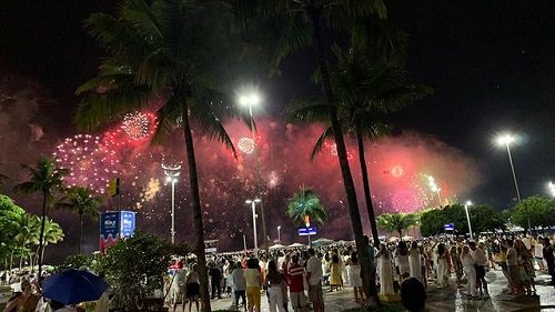 Pessoas assistindo os fogos Réveillon 2022 na Praia de Copacabana
