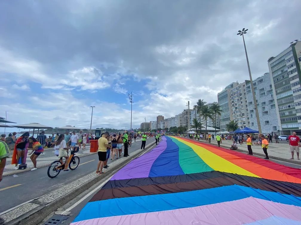 Bandeirão no asfalto de Copacabana  