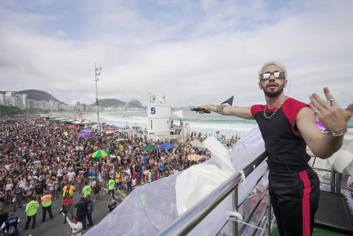 Romero Ferro mostra Copacabana lotada durante sua apresentação na 27ª Parada do Orgulho LGBTQIAP+ em Copacabana