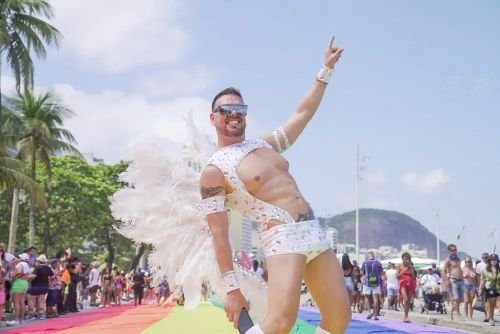 Participante da  27ª Parada do Orgulho LGBTQIAP+ em Copacabana vestido de anjo 