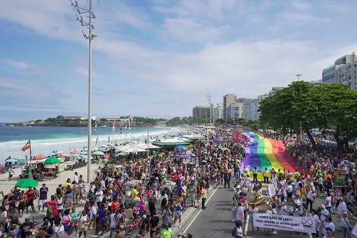 Bandeirão da 27ª Parada Do Orgulho LGBTI+ 2022 colorindo Copacabana