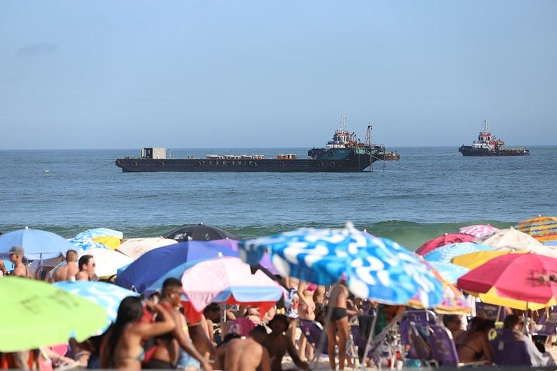 Balsa com os fogos do Réveillon 2023 na Praia de Copacabana