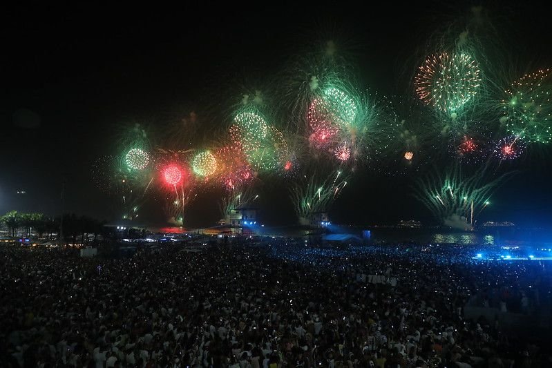 Fogos colorindo o céu de Copacabana no Réveillon 2023