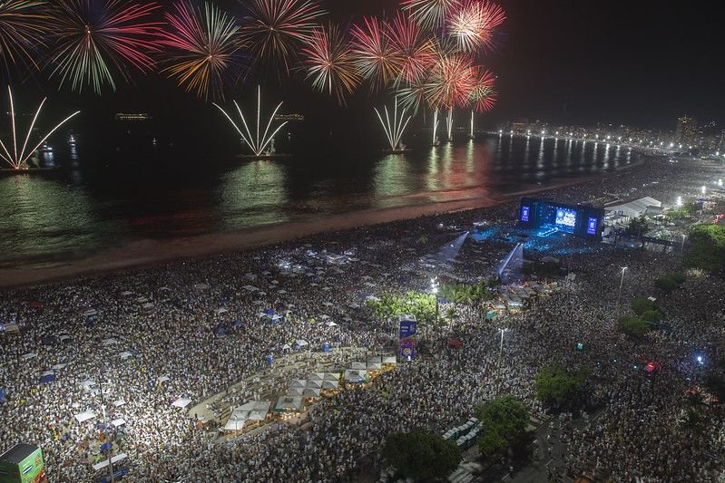 Multidão assiste a queima de fogos Réveillon 2023 na Praia de Copacabana