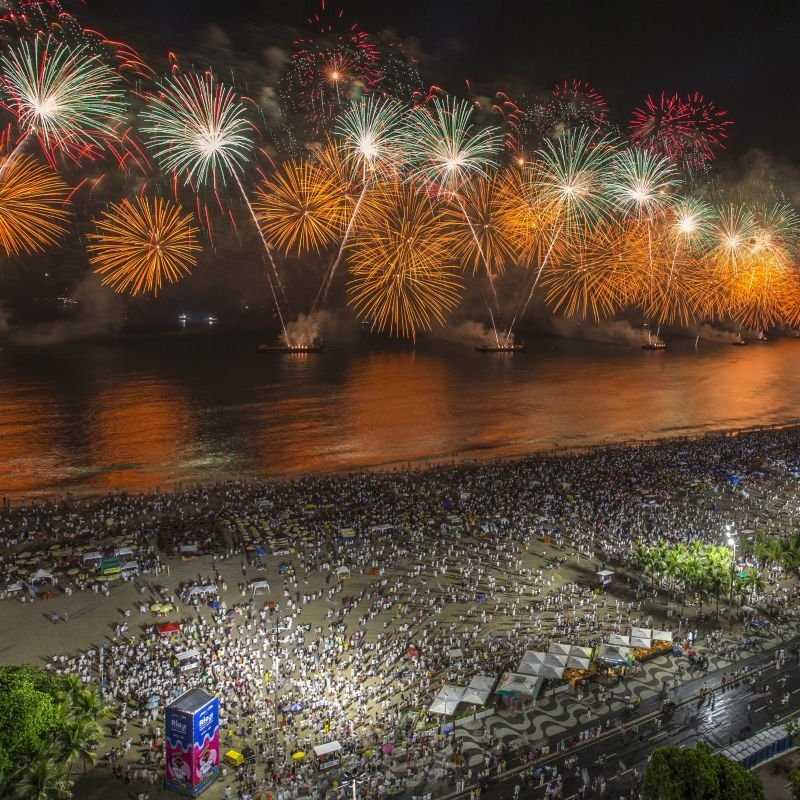 Fogos acendem o céu de Copacabana no Réveillon 2023 