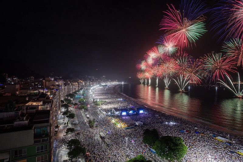 Céu colorido para o anonovo 2023 em Copacabana