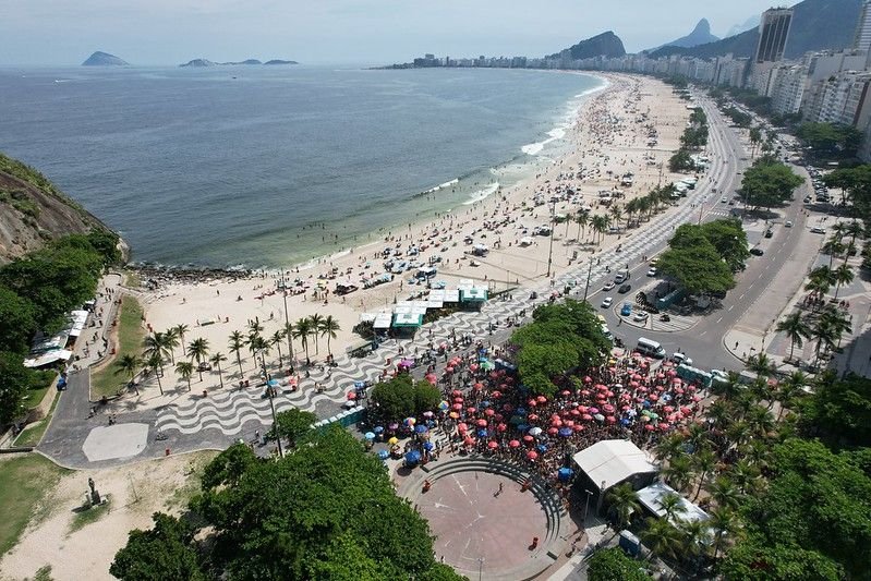 Vista áerea  do Bloco Brasil no Leme Copacabana Carnaval 2023