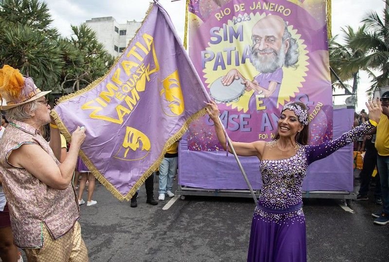 Porta Bandeira do Bloco Simpatia é Quase Amor Carnaval 2023 em Ipanema