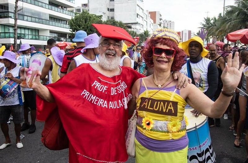 Foliões com Fantasia irreverentes no Bloco simpatia é Quase Amor Carnaval 2023