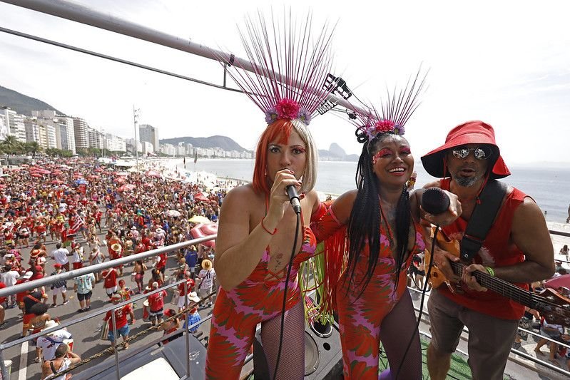Puxadores do Bloco Empolga as 9 na orla de Copacabana