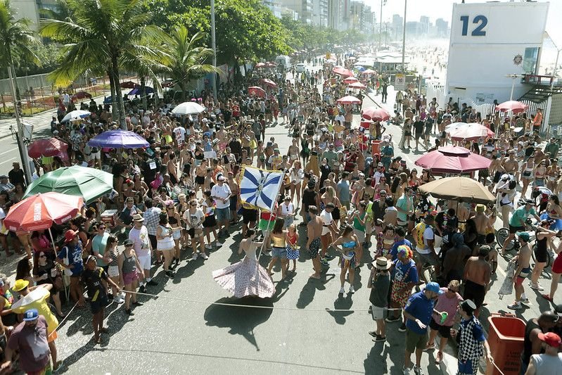 Porta Bandeira no Bloco Corre Atrás no CXarnaval 2023 no Leblon